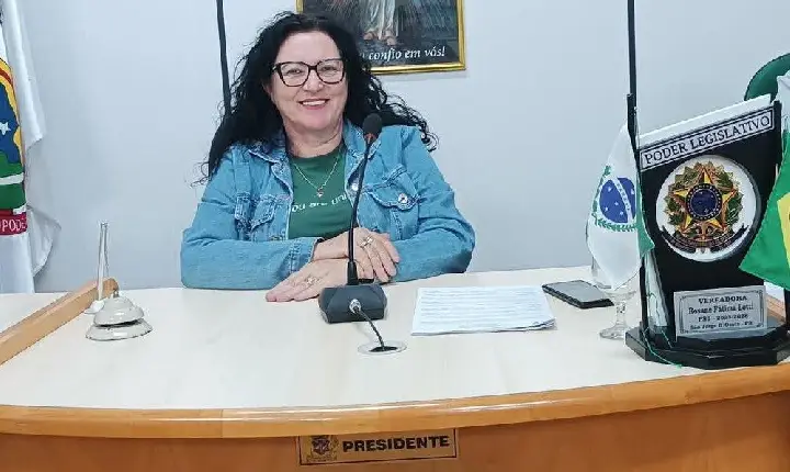 A Presidente da Câmara de Vereadores de São Jorge d’Oeste Rosane Lotti preside sessão que aprova PPA e discute avanços em obras