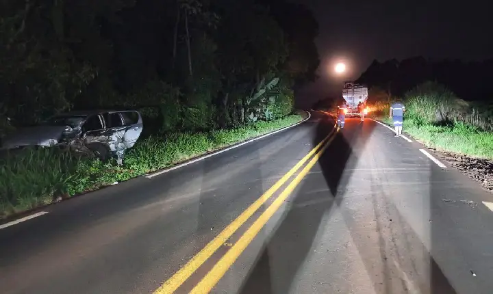 Acidente entre automóvel e caminhão deixa motorista ferido próximo ao trevo de Paranhos
