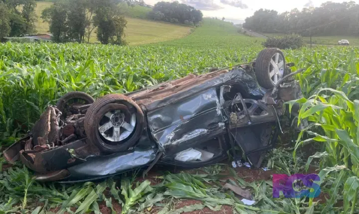 Acidente entre caminhonete e Audi A3 termina em capotamento na PR-281, em Dois Vizinhos