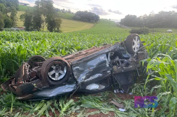 Acidente entre caminhonete e Audi A3 termina em capotamento na PR-281, em Dois Vizinhos