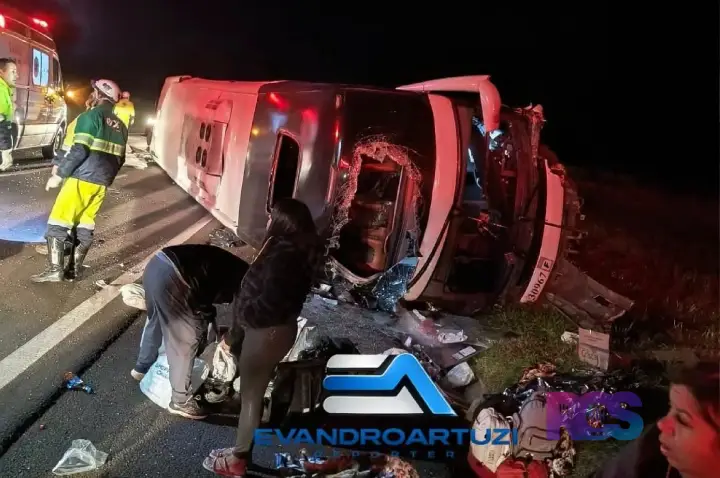 ACIDENTE ENTRE CARRO E ÔNIBUS DE TURISMO DEIXA UM MORTO E VÁRIOS FERIDOS NA BR-277, EM CANDÓI