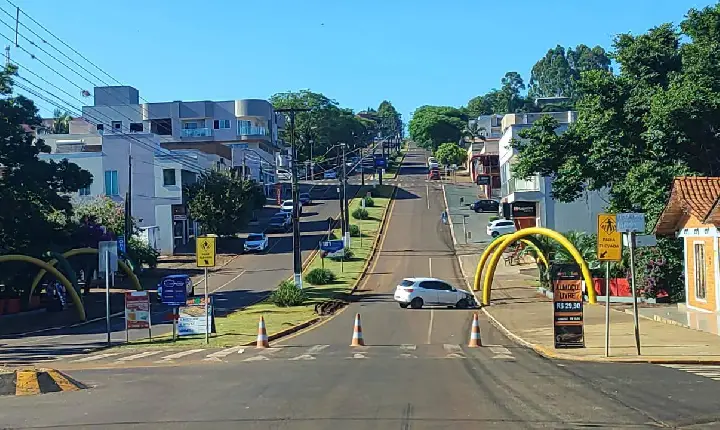 Acidente na madrugada de sexta-feira bloqueia subida da Avenida Prefeito Adelarte Debortoli
