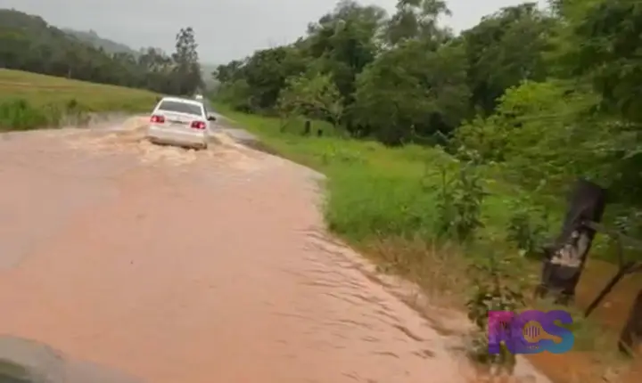 ALERTA: RIO CHOPIM TRANSBORDA E ÁGUA INVADE ASFALTO NA COMUNIDADE DO LIMEIRA