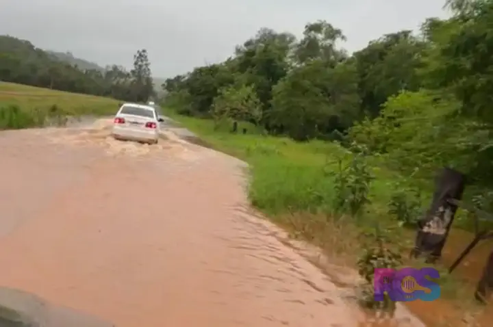 ALERTA: RIO CHOPIM TRANSBORDA E ÁGUA INVADE ASFALTO NA COMUNIDADE DO LIMEIRA