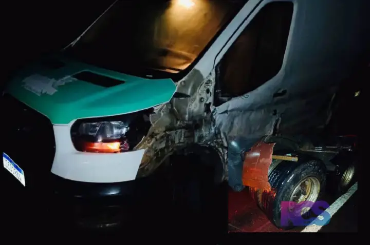 Ambulância de Santa Izabel do Oeste bate em carreta bitrem na PR-182, em Ampére