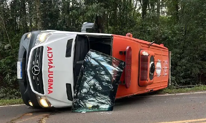 Ambulância de São Jorge D’Oeste se envolve em acidente na PR-493, em Verê