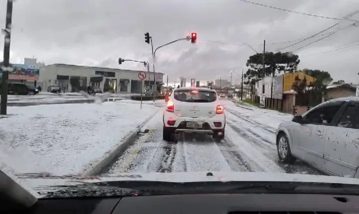 Após granizo intenso, Ponta Grossa recebe reforço de Defesa Civil com telhas, lonas e colchões