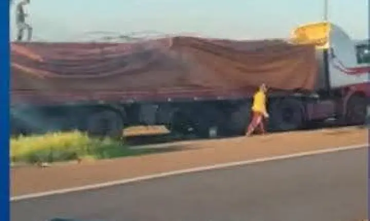Após uma semana atolado, caminhão é retirado de lavoura às margens da BR-277; caminhoneiro transformou veículo em moradia improvisada