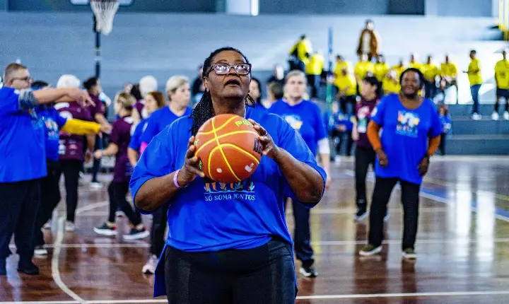 Auxílio de R$ 810,50 para quem cuida de idosos no Paraná