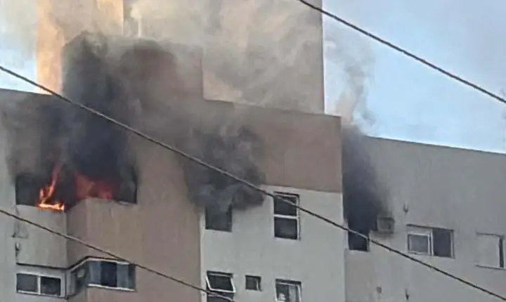 Bombeiros de Cascavel resgatam vítimas de incêndio em apartamento no 13º andar