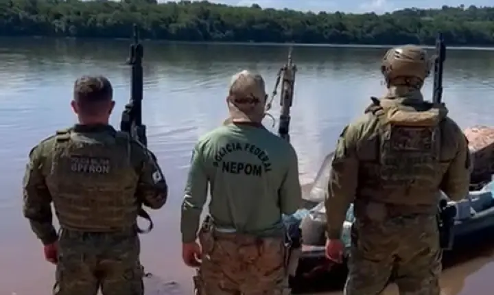 BPFRON e Polícia Federal apreendem mais de 1,2 tonelada de maconha no Rio Paraná, em Mercedes