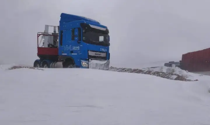 Caminhoneiros brasileiros seguem isolados após forte nevasca entre Chile e Argentina