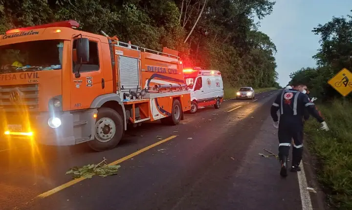 Capotamento é registrado na PR-475, em São Jorge D'Oeste, e mobiliza equipes de resgate