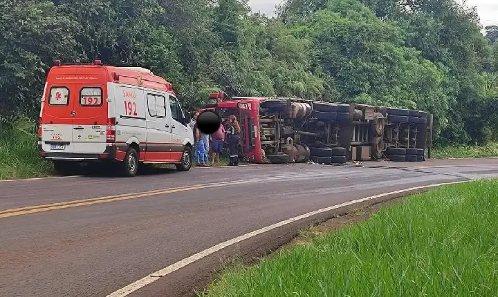 Carreta carregada com carnes tombou na PR-473