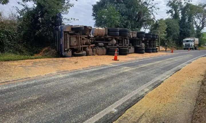 Carreta carregada de grãos tomba na PR-281 entre São Jorge D’Oeste e São João