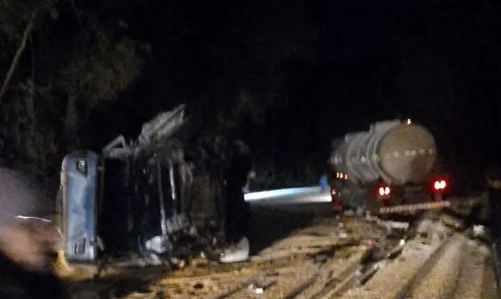 Carreta tomba e bloqueia os dois sentidos da BR-158 entre Coronel Vivida e Pato Branco