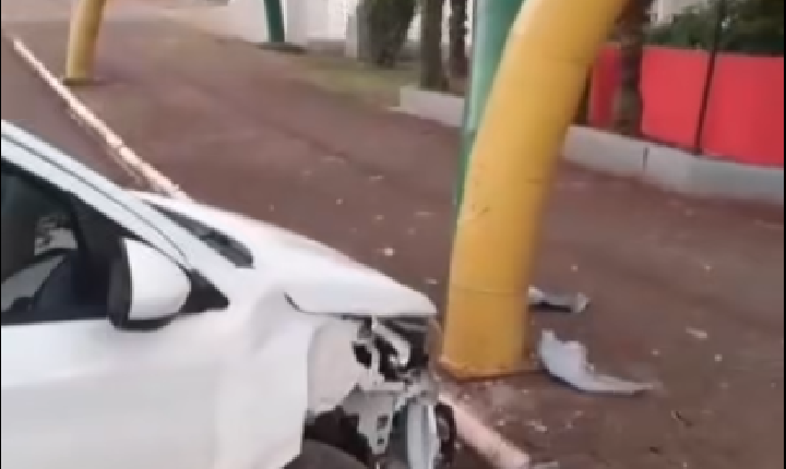 Carro colide em arcos decorativos durante a madrugada e permanece abandonado na Avenida Prefeito Adelarte Debortoli