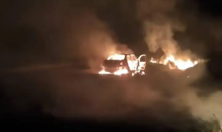 Carro é destruído por incêndio na PR-475 entre Verê e Francisco Beltrão; ocupantes escapam sem ferimentos