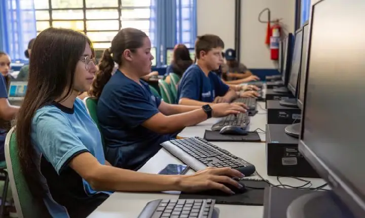 Carteira de Trabalho Digital: cadastros de alunos nas escolas estaduais terminam nesta quinta