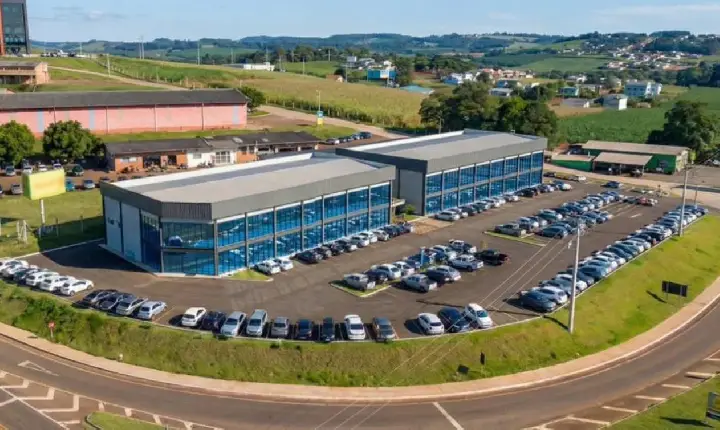 Centro comercial pioneiro no trevo do município consolida nova área de conexão, progresso e investimentos