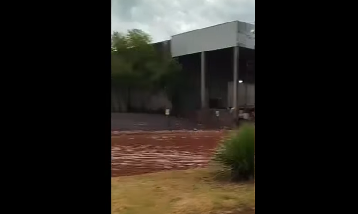 Chuva atinge São Jorge D’Oeste de forma irregular e provoca pontos de acúmulo de água em via urbana