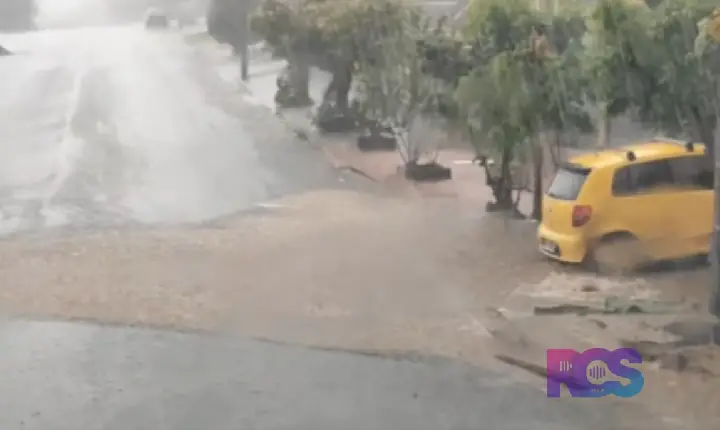 Chuva intensa provoca acúmulo de água na Avenida Prefeito Adelarte Debortoli e Rua Campos Novos