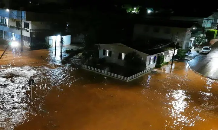 Chuva volumosa provoca alagamentos e transtornos no centro de Verê