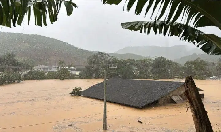 Chuvas intensas deixam mais de 200 desalojados e cidade fica parcialmente submersa em Santa Catarina
