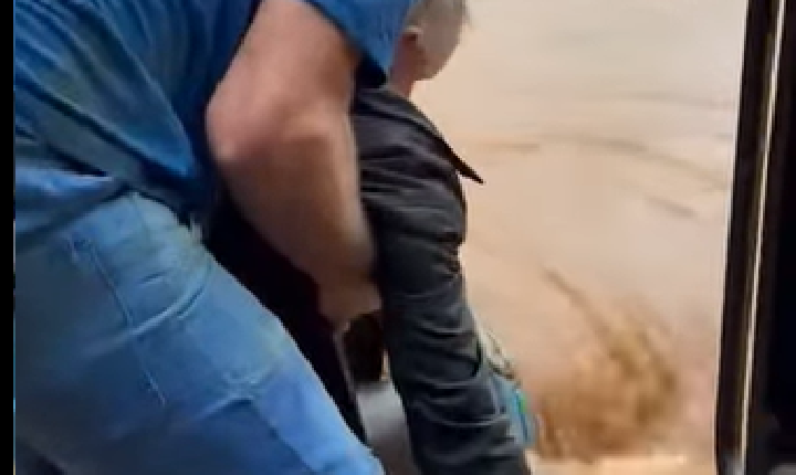 Chuvas no RS: idoso é resgatado de carro prestes a desaparecer em correnteza em Ciríaco