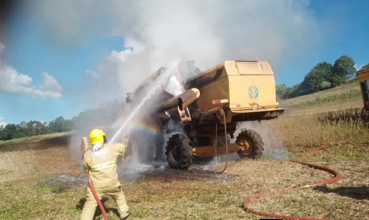 Colheitadeira pega fogo durante trabalho no interior de Barracão