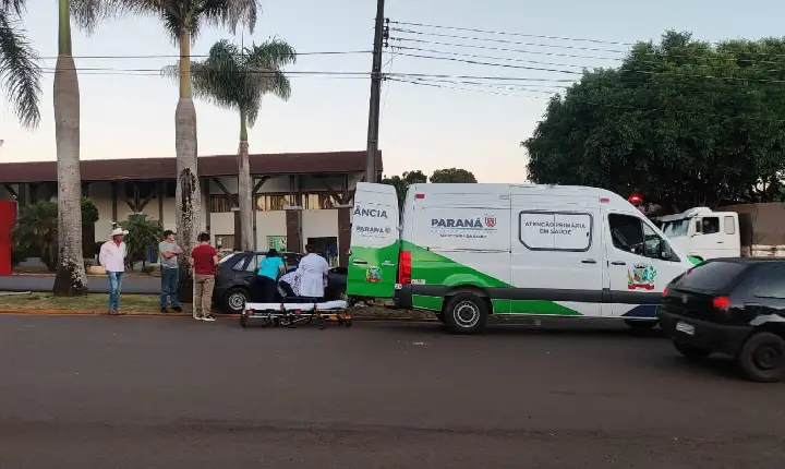 Colisão contra palmeira e poste deixa condutora ferida na Avenida Prefeito Adelarte Debortoli em São Jorge D'Oeste 
