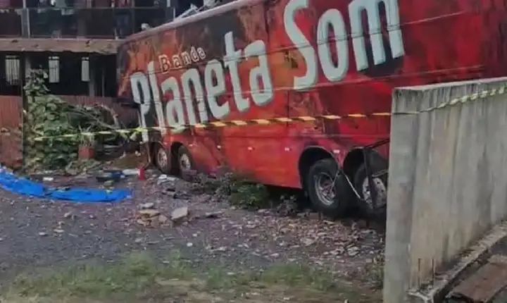 Colisão entre ônibus de banda e carro de Enéas Marques deixa um morto próximo ao trevo de Pato Branco