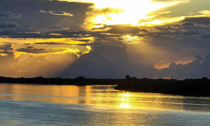Com fim do fenômeno La Niña, fevereiro terá tempo abafado e chuvas de verão no Paraná