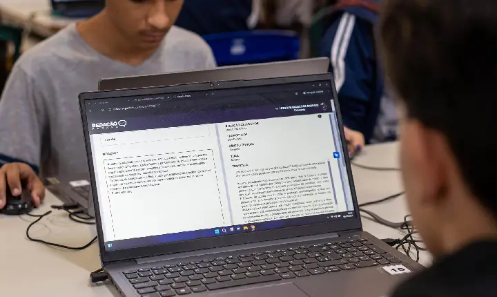 Com IA, rede estadual intensifica preparação de alunos para o Enem com o Redação Paraná