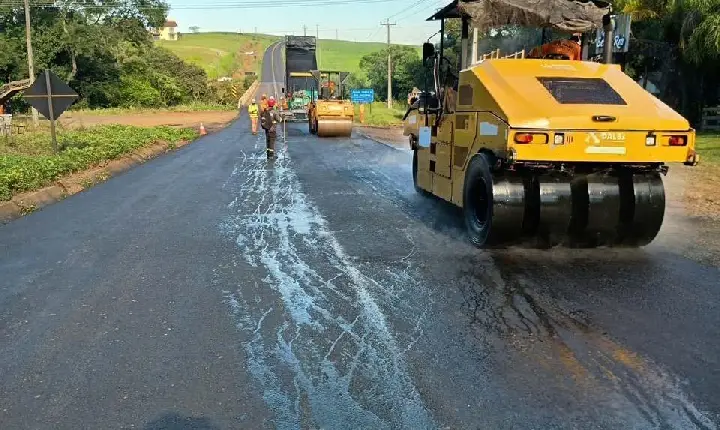 Conservação: DER/PR reforça pavimento da rodovia PR-566 em Itapejara d’Oeste