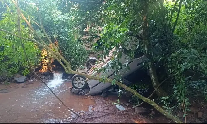 Dois Vizinhos: homem esfaqueado perde o controle da direção e carro cai em córrego