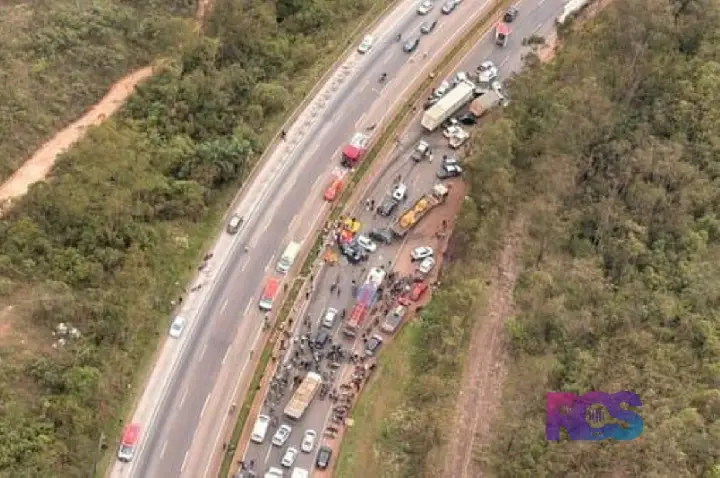 Engavetamento com 20 veículos interdita BR-040 em Nova Lima
