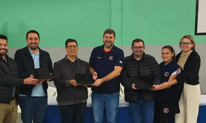 Entrega de tablets marca solenidade com presença de autoridades em São Jorge D’Oeste