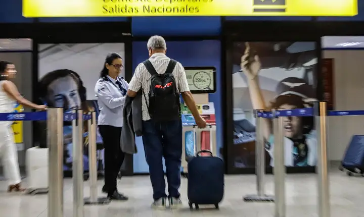 Estado e Anvisa levam vacinação a aeroportos do Paraná com foco na Copa
