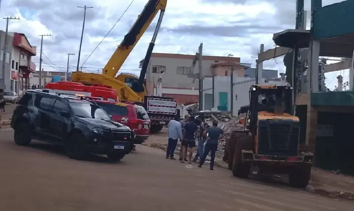 Estrutura de mercado danificado por tornado desaba sobre trabalhadores em Rio Bonito do Iguaçu
