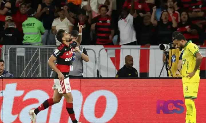 Flamengo vence e fica a um ponto do Palmeiras, líder do Brasileirão