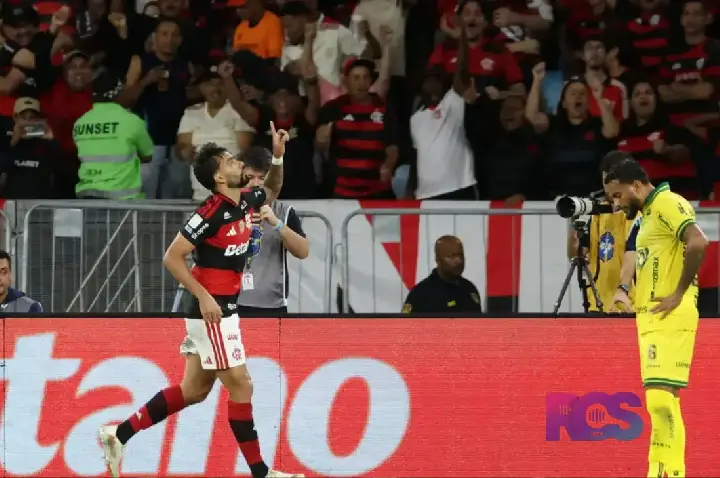 Flamengo vence e fica a um ponto do Palmeiras, líder do Brasileirão