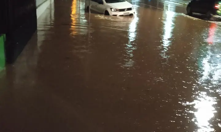 Forte chuva em Itapejara alaga ruas no centro da Cidade