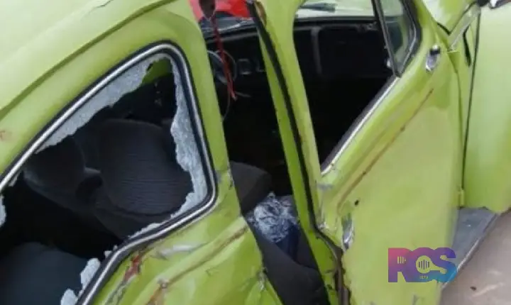 Fusca bate em carro estacionado após tentar desviar de criança em Pérola D’Oeste