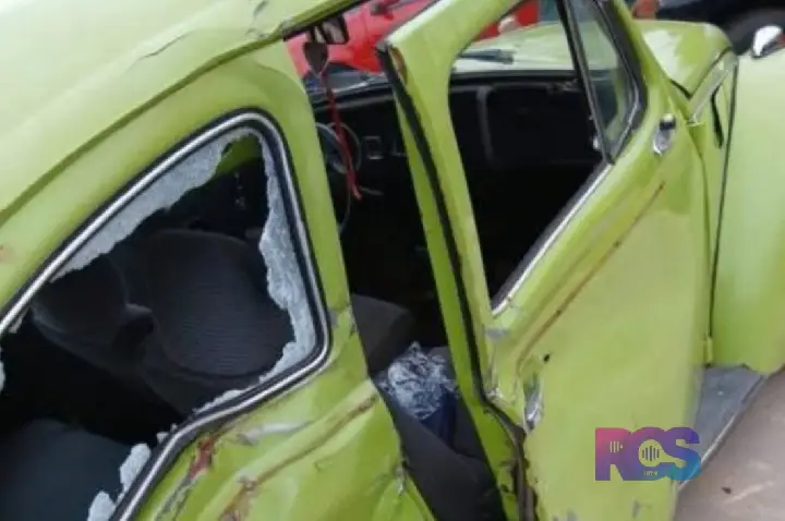 Fusca bate em carro estacionado após tentar desviar de criança em Pérola D’Oeste