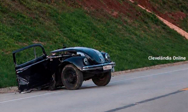 Fusca se parte ao meio após grave colisão com Sandero na PRC-280