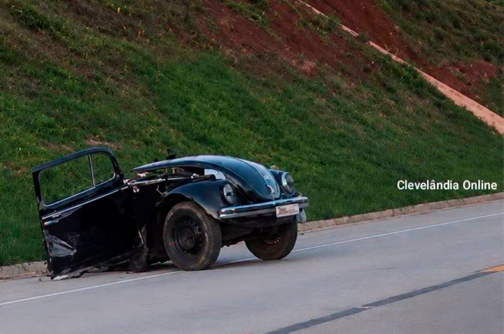 Fusca se parte ao meio após grave colisão com Sandero na PRC-280