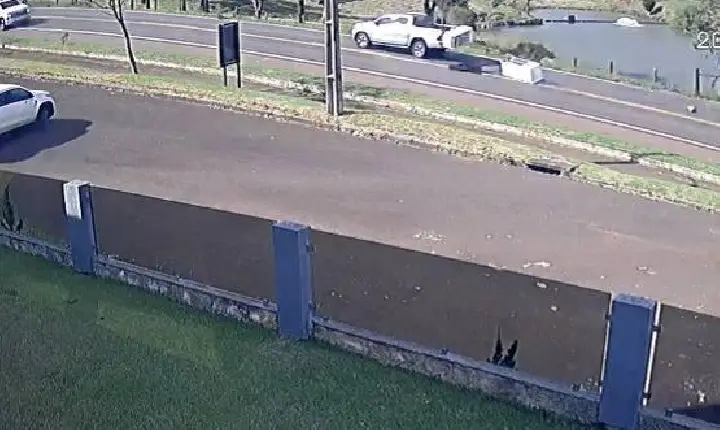Geladeiras caem de caminhonete e quase provocam acidente na Avenida Prefeito Adelarte Debortoli
