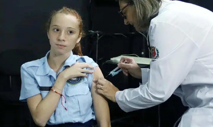 Governo do Paraná reforça campanha de vacinação contra gripe nas escolas estaduais