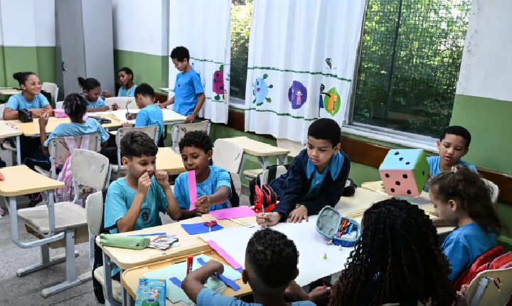 Governo fixa em R$ 5,1 mil novo piso nacional do magistério